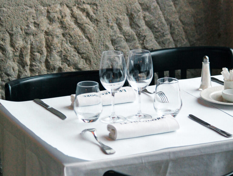 Table le Theodore